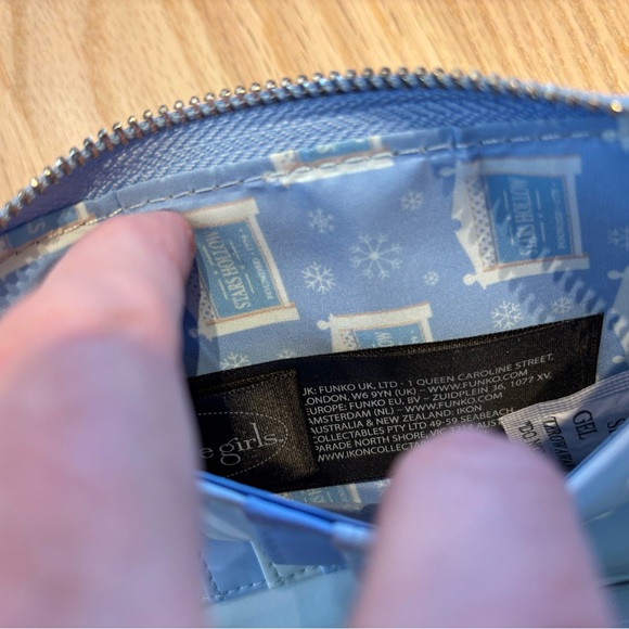 NWT Loungefly Gilmore Girls Holiday I Smell Snow Wallet - Picture 7 of 13